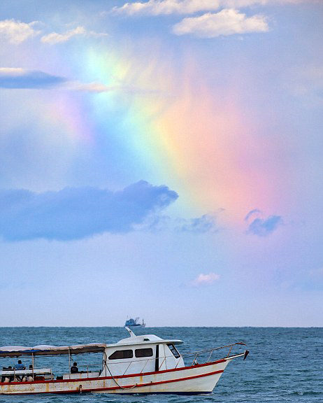 不是拱形也迷人!泰國普吉島驚現奇妙彩虹“片段”