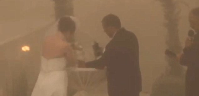 美國(guó)兩新人戶外婚禮遭遇沙塵暴 英國(guó)垂釣老人被大浪卷走