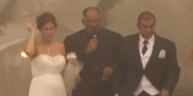 美國(guó)兩新人戶外婚禮遭遇沙塵暴 英國(guó)垂釣老人被大浪卷走