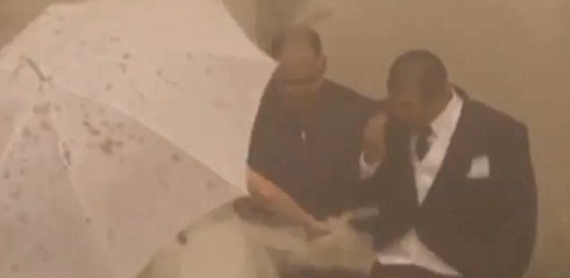 美國(guó)兩新人戶外婚禮遭遇沙塵暴 英國(guó)垂釣老人被大浪卷走