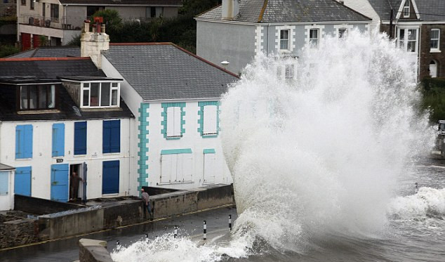 美國(guó)兩新人戶外婚禮遭遇沙塵暴 英國(guó)垂釣老人被大浪卷走