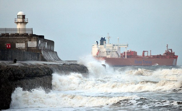 美國(guó)兩新人戶外婚禮遭遇沙塵暴 英國(guó)垂釣老人被大浪卷走