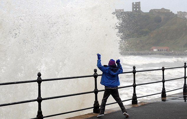 美國(guó)兩新人戶外婚禮遭遇沙塵暴 英國(guó)垂釣老人被大浪卷走