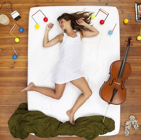 圖:舊襪子衣架齊上陣 德國攝影師打造美麗夢境世界