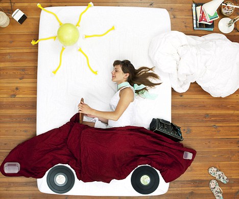 圖：舊襪子衣架齊上陣 德國攝影師打造美麗夢境世界