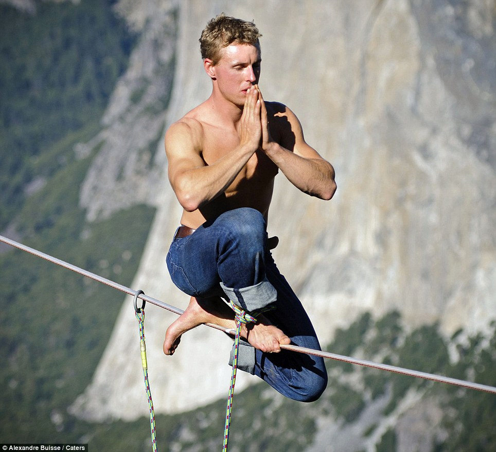 無任何安全防護 奧地利“鋼絲超人”徒手漫步近千米高空