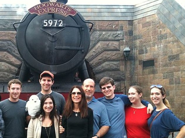 臉譜網(wǎng)創(chuàng)始人住簡陋出租房 父母節(jié)儉堅(jiān)持工作不退休