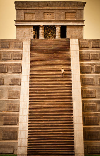 世界最大巧克力金字塔誕生 “世界末日”當天將被摧毀