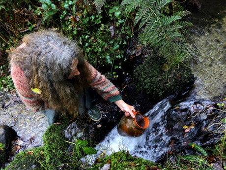 牛津大學畢業生遠離塵囂 回歸自然過原始生活(圖)