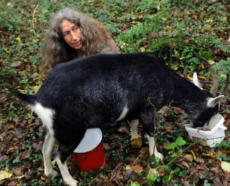 牛津大學(xué)畢業(yè)生遠(yuǎn)離塵囂 回歸自然過原始生活(圖)
