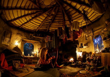 牛津大學(xué)畢業(yè)生遠(yuǎn)離塵囂 回歸自然過原始生活(圖)