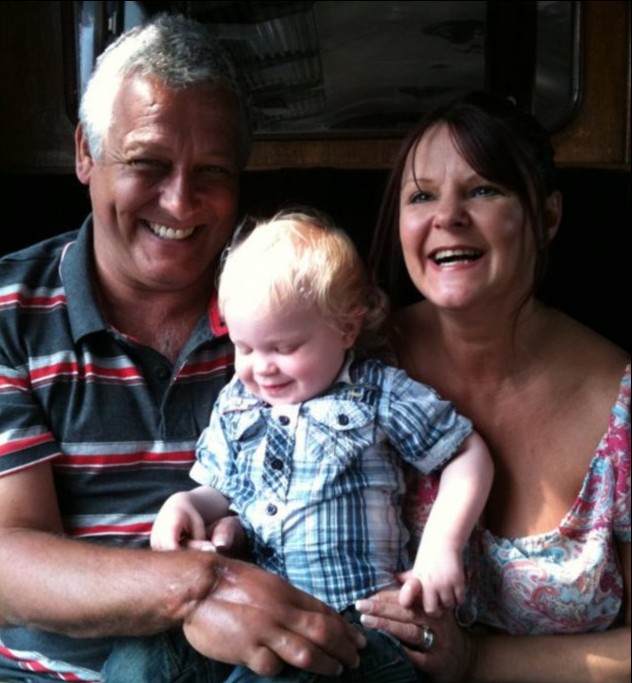 英國獨創“除舊換新”手部移植手術 51歲患者指頭已能動