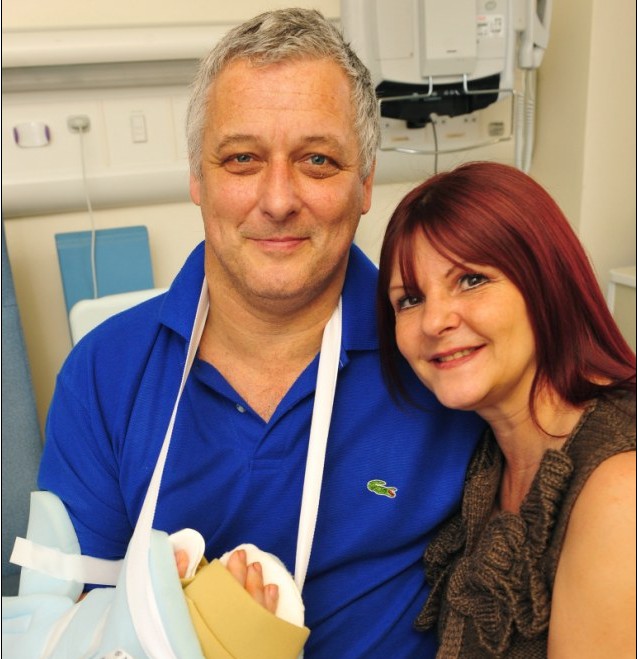 英國獨創“除舊換新”手部移植手術 51歲患者指頭已能動