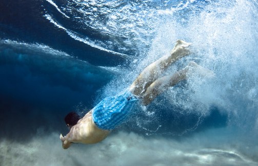 換個角度更震撼！海底看跳水宛如水晶世界