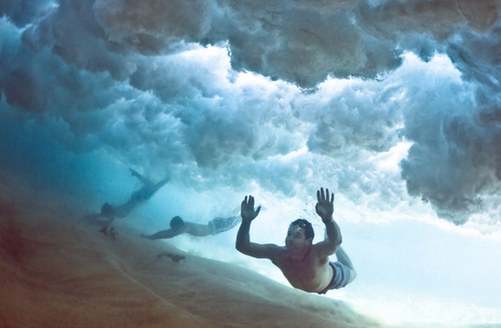 換個角度更震撼！海底看跳水宛如水晶世界