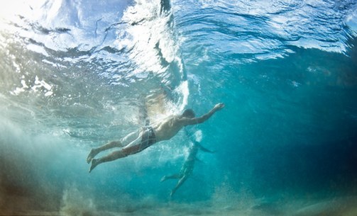 換個(gè)角度更震撼！海底看跳水宛如水晶世界