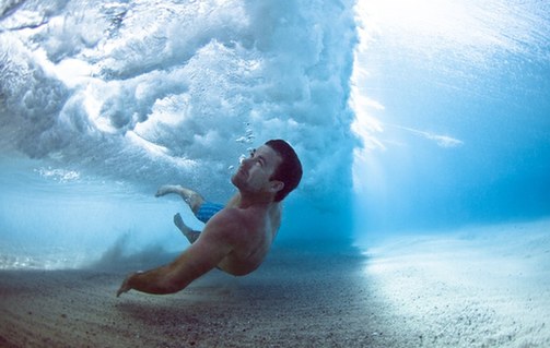換個(gè)角度更震撼！海底看跳水宛如水晶世界