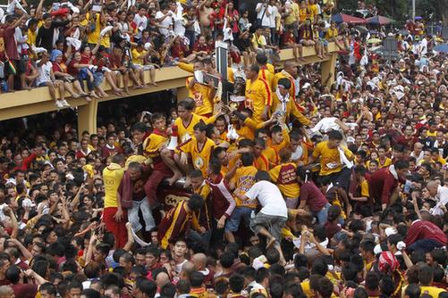 圖:菲律賓馬尼拉“黑耶穌節”盛大巡游