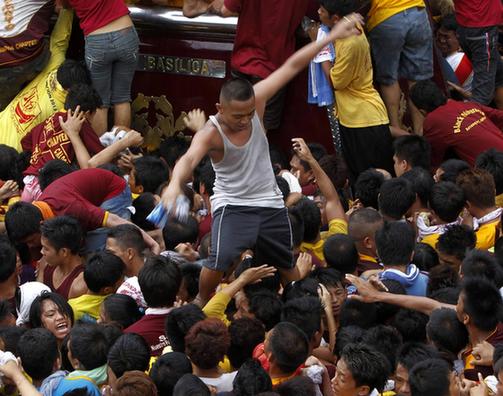 圖:菲律賓馬尼拉“黑耶穌節”盛大巡游