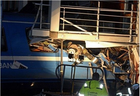 過把癮就死?瑞典90后女清潔工偷開火車 失控后撞大樓