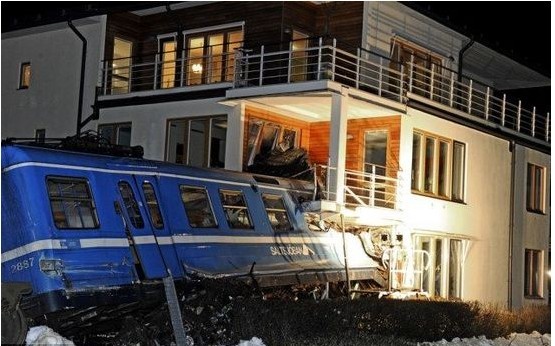 過把癮就死？瑞典90后女清潔工偷開火車 失控后撞大樓