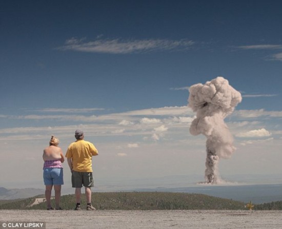 震撼!藝術(shù)家合成人類看核爆照片