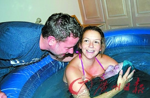 女子在家中水盆里分娩 邀親友“圍觀”見證(圖)