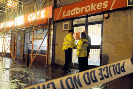 英國蒙面劫匪搶劫博彩店反被打死(圖)