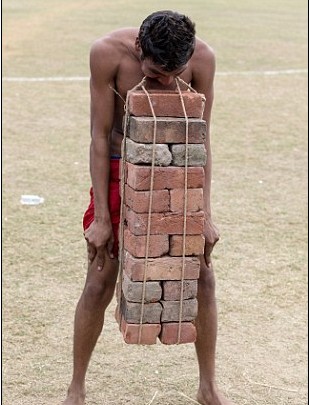 頭發(fā)拉車、牙齒搬磚 印度鄉(xiāng)村奧運(yùn)會牛人顯神通