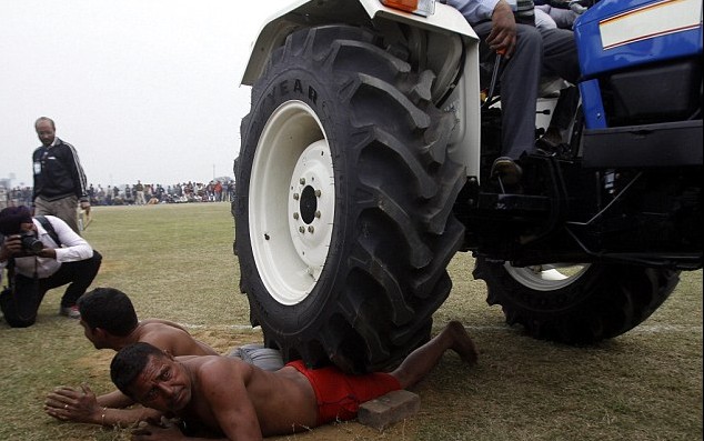 頭發拉車、牙齒搬磚 印度鄉村奧運會牛人顯神通