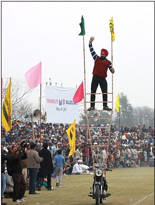 頭發拉車、牙齒搬磚 印度鄉村奧運會牛人顯神通