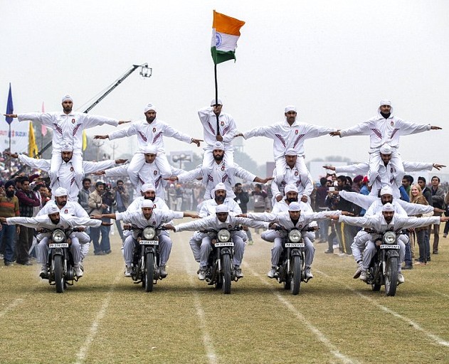 頭發拉車、牙齒搬磚 印度鄉村奧運會牛人顯神通