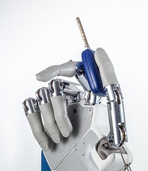 新型仿生手有感知功能 年內造福截肢者