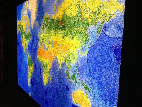 超震撼世界地圖:千余寶石和數十萬玻璃碎片打造