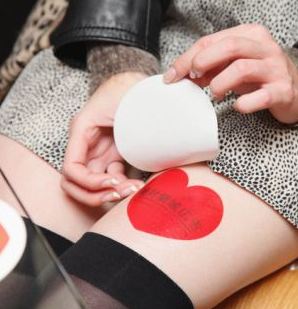 日本廣告貼在少女美腿上 穿8小時短裙即有酬勞