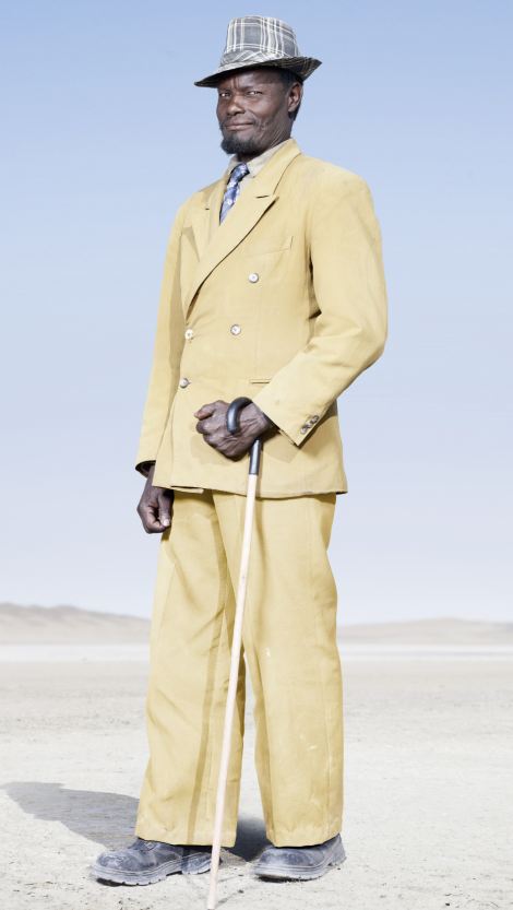 非洲部族仍穿戴19世紀服飾 銘記種族血淚歷史