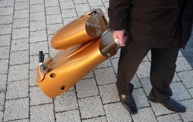 匈牙利研制可折疊電動摩托車 免除搶車位尷尬很環保