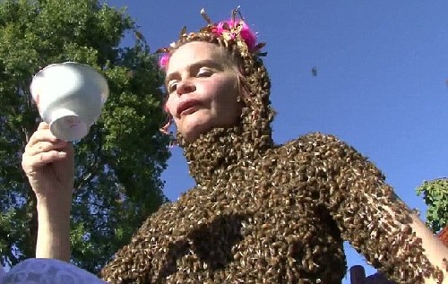萬余蜜蜂“纏身”還能翩翩起舞！美神勇女子秀絕技