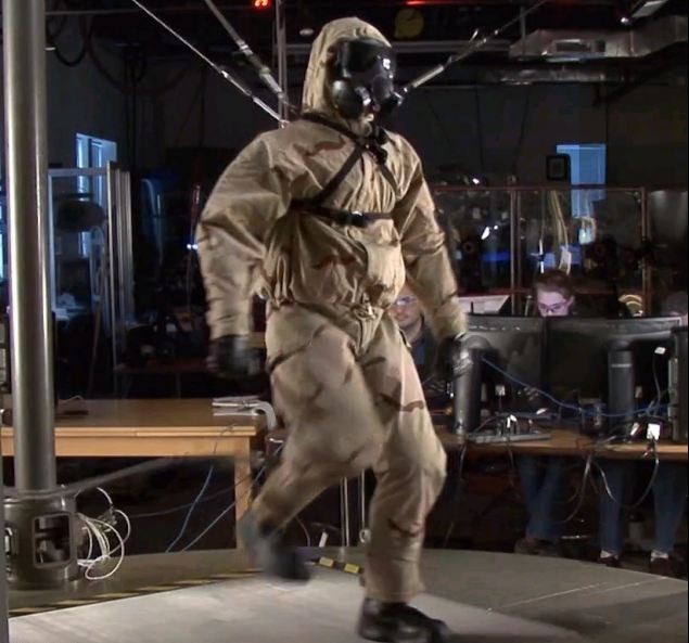 美研發(fā)高性能仿生機(jī)器人 能出汗可測試軍用防護(hù)服