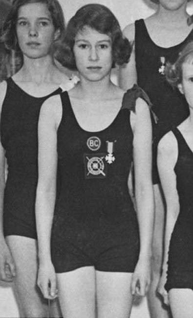 英國女王青少年時(shí)期舊照