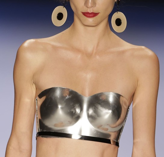 里約時裝秀推出金屬網(wǎng)格比基尼 剛?cè)岵苄愿? style=