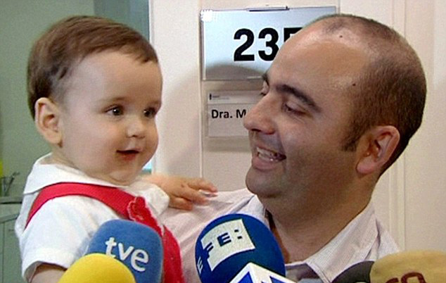 西醫生妙手回春 成功為子宮內胎兒實施氣管手術