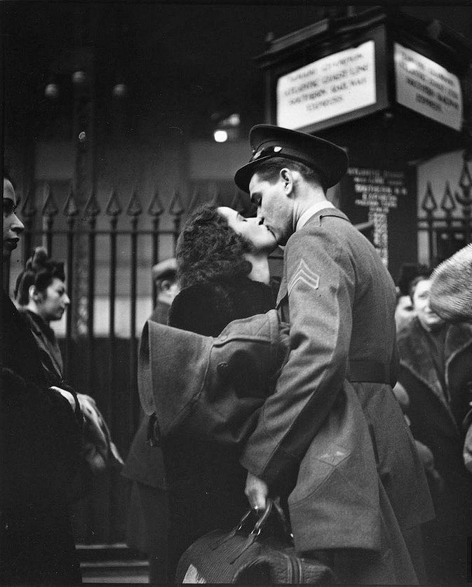 二戰美軍與愛人吻別照
