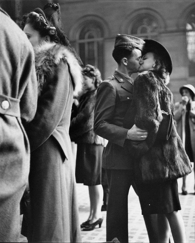 二戰(zhàn)美軍與愛人吻別照