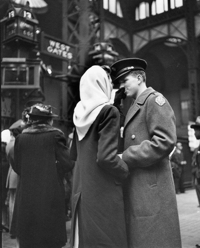二戰美軍與愛人吻別照