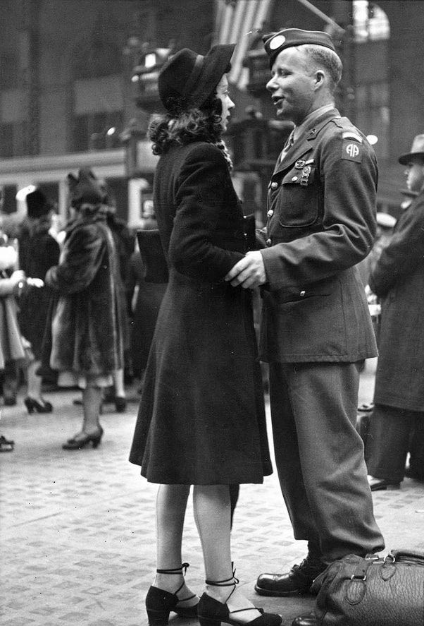 二戰(zhàn)美軍與愛人吻別照