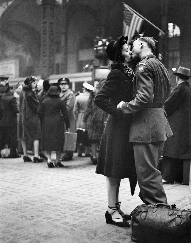 二戰美軍與愛人吻別照