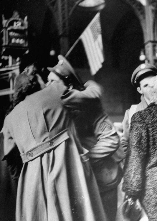 二戰(zhàn)美軍與愛(ài)人吻別照