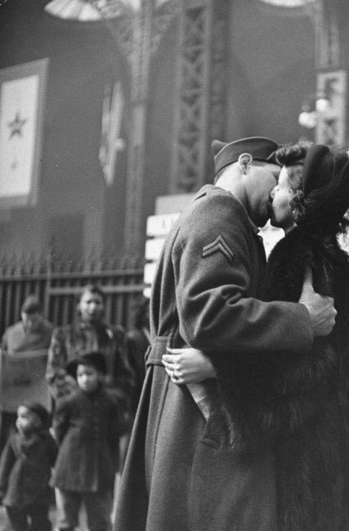 二戰美軍與愛人吻別照