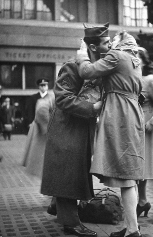 二戰(zhàn)美軍與愛人吻別照